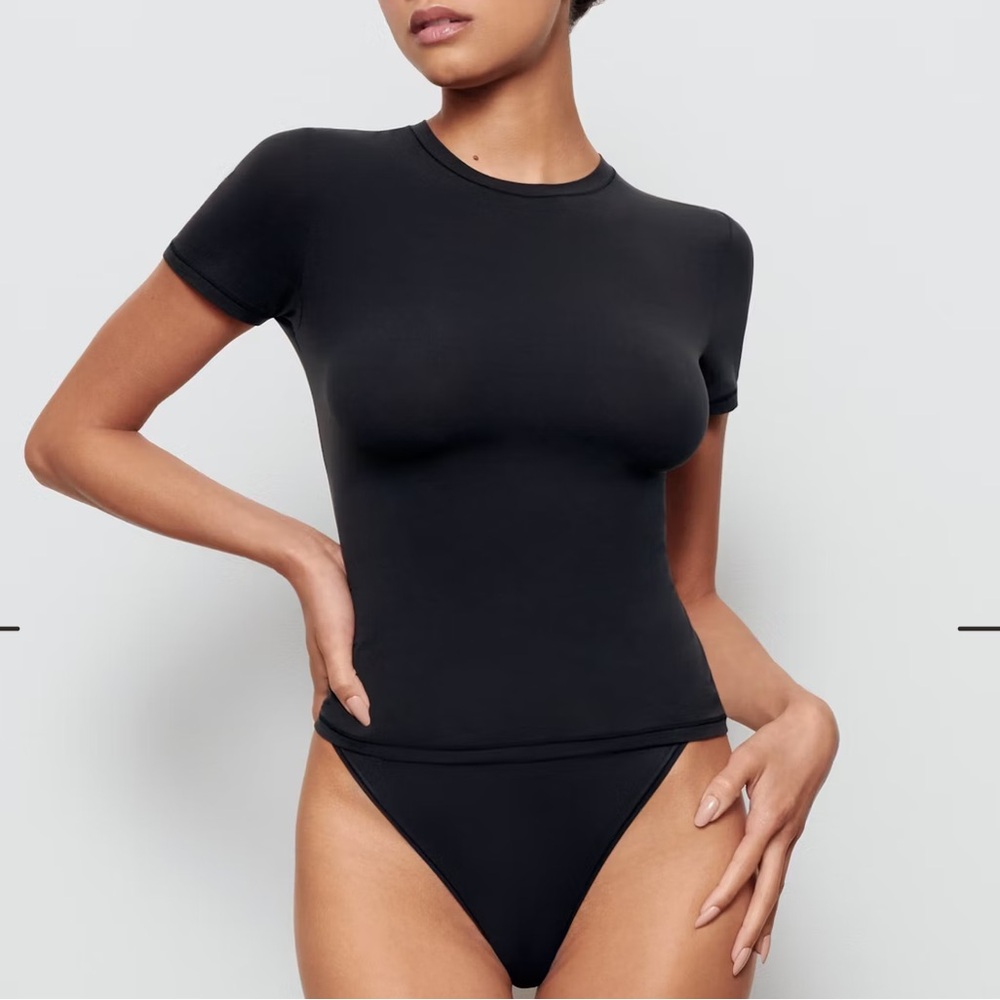 SKIMS fits everybody t- shirt